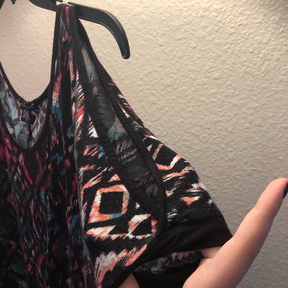 Geometric blouse with shoulder cutouts - Picture 4 of 6